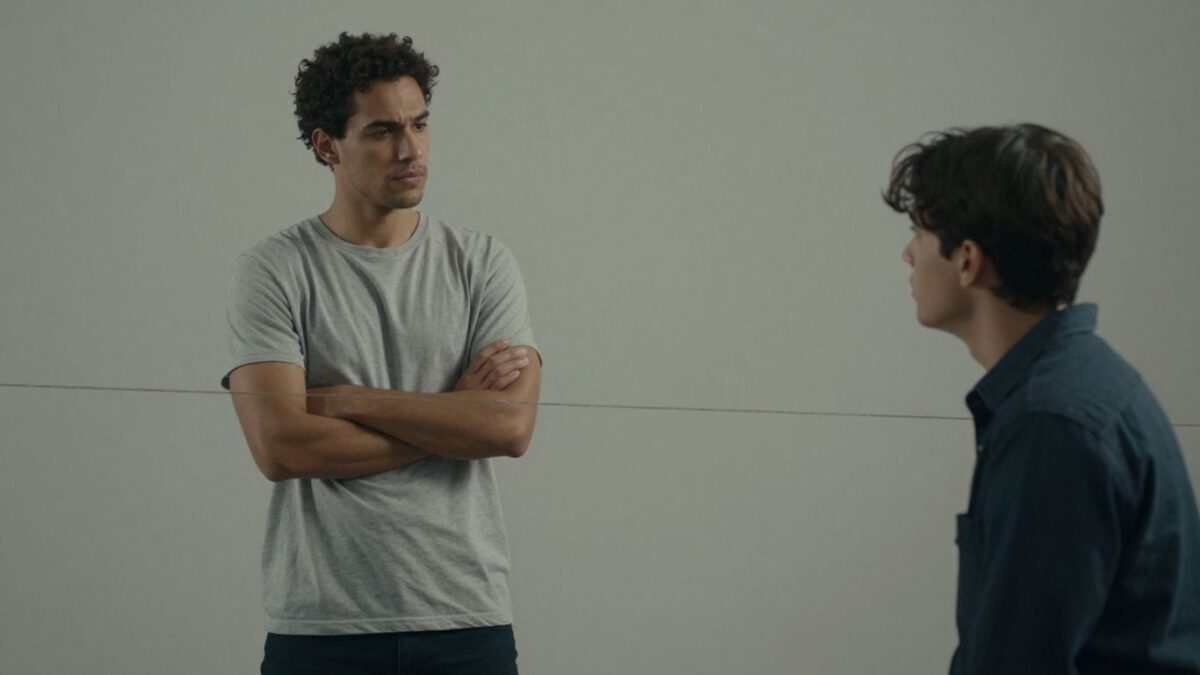 Person wendet sich ab, Arme verschränkt, schafft Distanz.