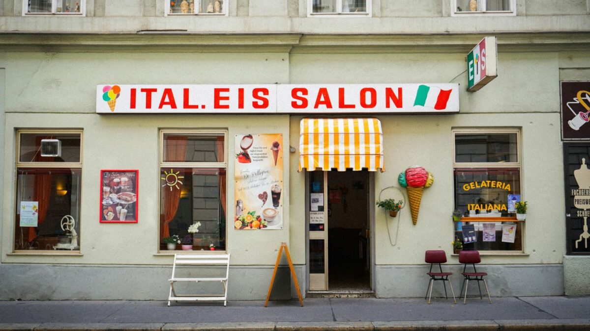 Ital Eis Salon signage