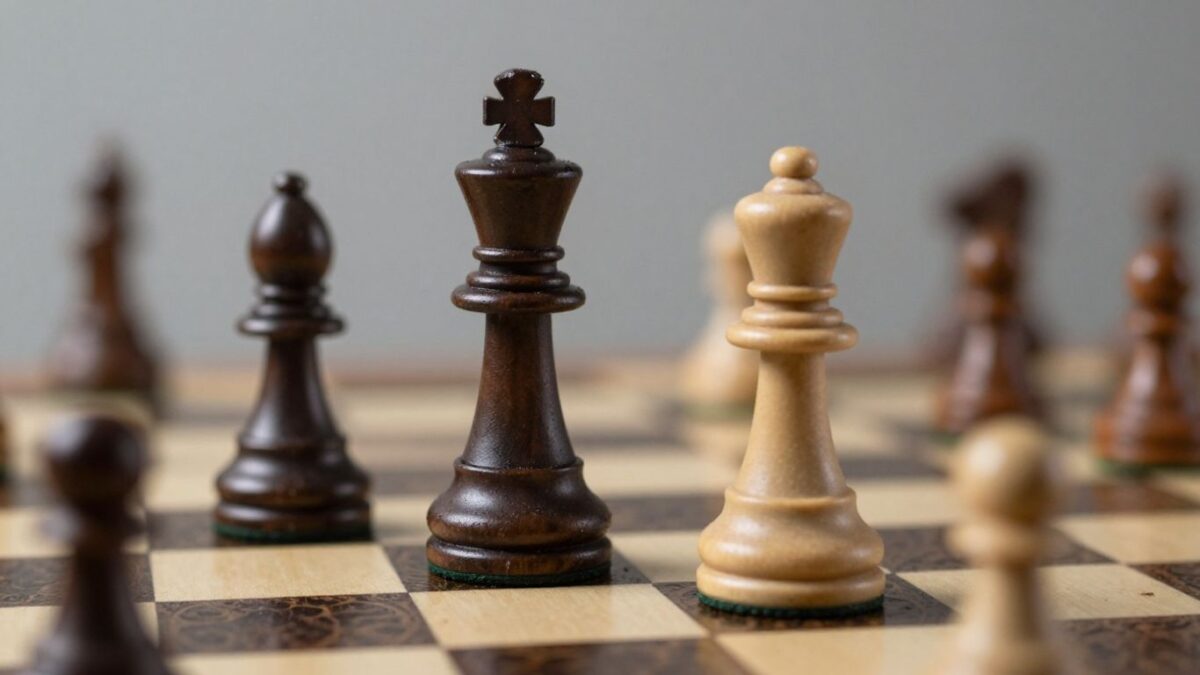 Schachbrett mit Königen und Türmen für die Rochade.