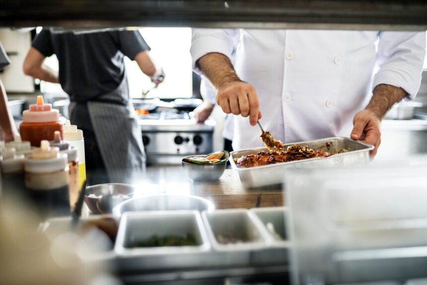 och regeneriert ein Gericht im GN-Behälter in der Profiküche – veranschaulicht den Cook-&-Chill-Prozess von Produktion bis Service.