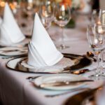 Gedeckter Tisch mit Kerzen in einer stilvollen Eventlocation in Wien – Symbolbild für Event planen mit Checkliste.