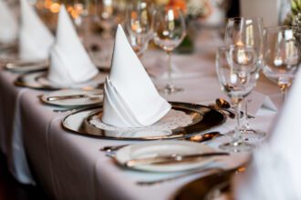 Gedeckter Tisch mit Kerzen in einer stilvollen Eventlocation in Wien – Symbolbild für Event planen mit Checkliste.