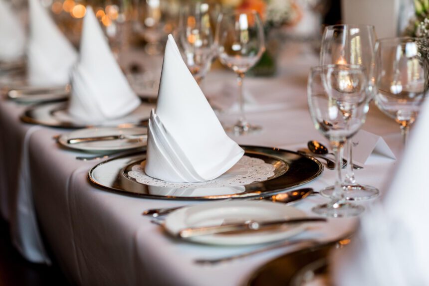 Gedeckter Tisch mit Kerzen in einer stilvollen Eventlocation in Wien – Symbolbild für Event planen mit Checkliste.