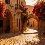 Malerische Gasse in der Altstadt von Paphos mit Blumen.