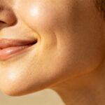 Entspannte Kieferpartie mit ruhigem Gesichtsausdruck.