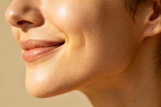 Entspannte Kieferpartie mit ruhigem Gesichtsausdruck.