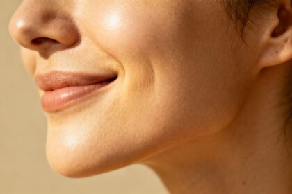 Entspannte Kieferpartie mit ruhigem Gesichtsausdruck.