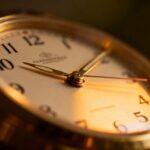 Uhr mit stehengebliebenen Zeigern, die auf ein mysteriöses Ereignis hindeuten.