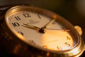 Uhr mit stehengebliebenen Zeigern, die auf ein mysteriöses Ereignis hindeuten.