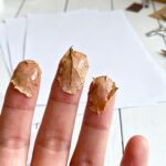 Wie bekommt man Sekundenkleber von der Haut? Die besten Methoden ohne Verletzungsgefahr