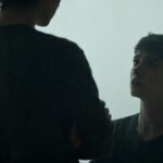 Person mit verschränkten Armen, die Distanz zeigt.