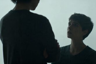 Person mit verschränkten Armen, die Distanz zeigt.