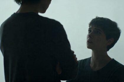 Person mit verschränkten Armen, die Distanz zeigt.