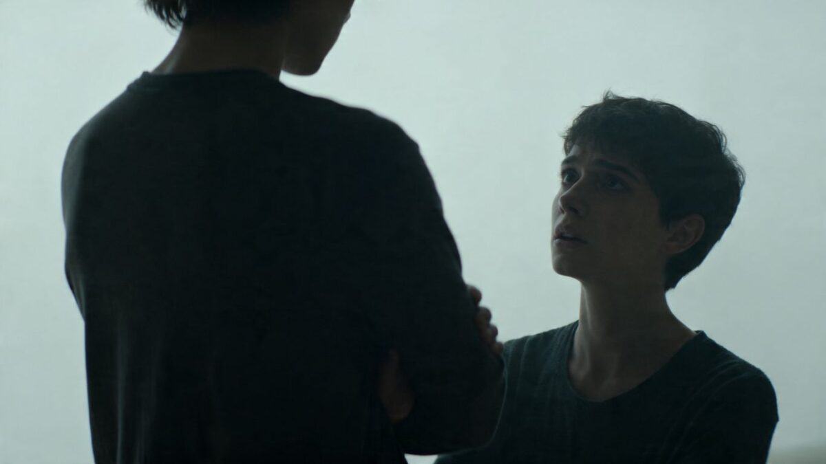 Person mit verschränkten Armen, die Distanz zeigt.