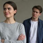 Person mit verschränkten Armen und genervtem Gesichtsausdruck.