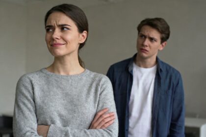 Person mit verschränkten Armen und genervtem Gesichtsausdruck.