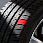 Rotes Symbol auf einem Autoreifen