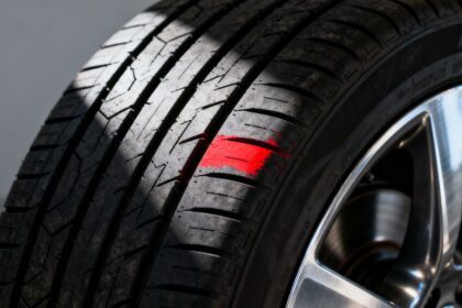 Rotes Symbol auf einem Autoreifen