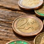 Zwei Euro Münzen auf Holztisch, Nahaufnahme.