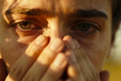 Gesicht einer Person, die schweigt, aber starke Emotionen zeigt.