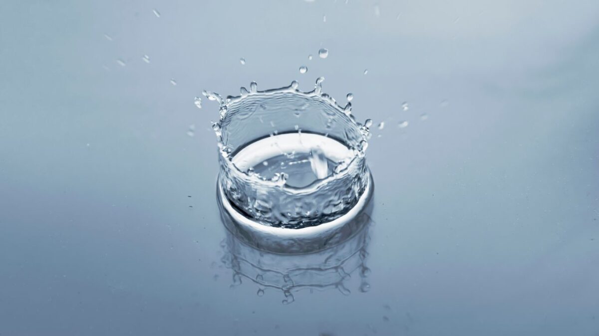 a glass of water with ice